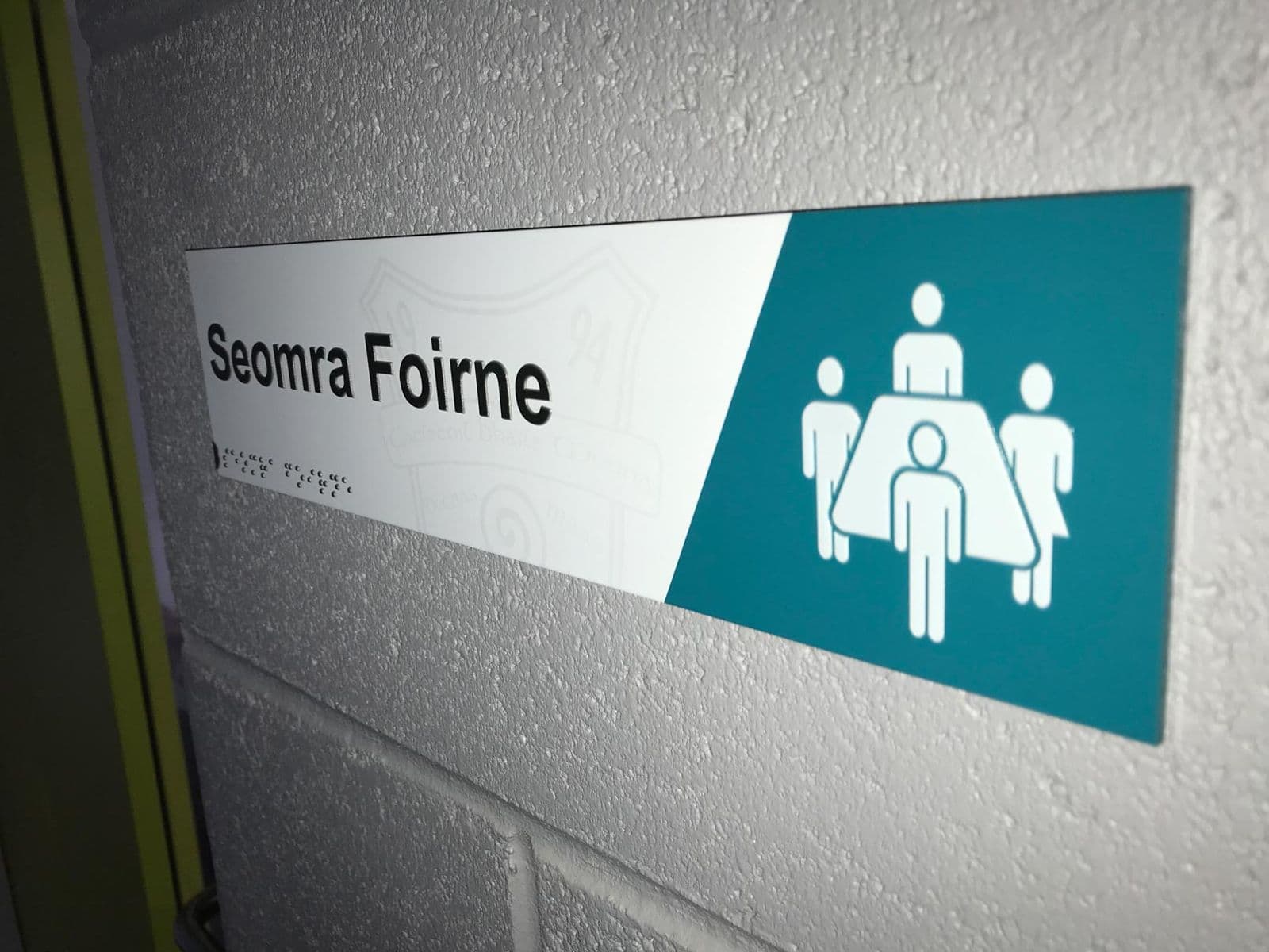 Gaelscoil Bhaile Munna: wayfinding by Wayfinders