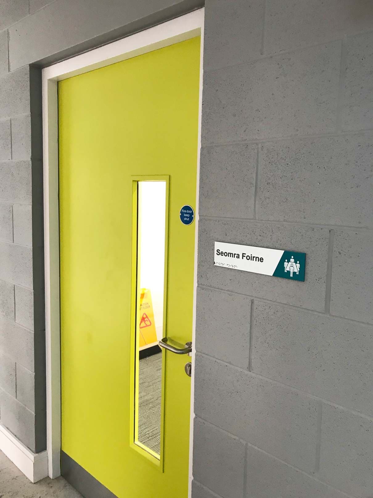 Gaelscoil Bhaile Munna: wayfinding by Wayfinders